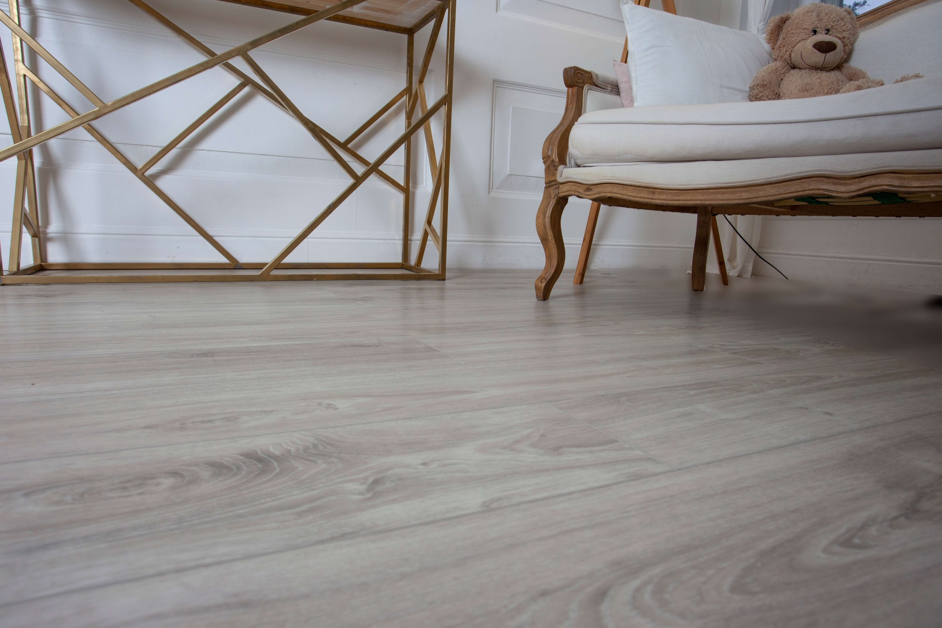 Усовершенствованная кварц-виниловая плитка «Damy Floor» Дуб Белый (1227*187*2,5 мм) — купить в Котласе